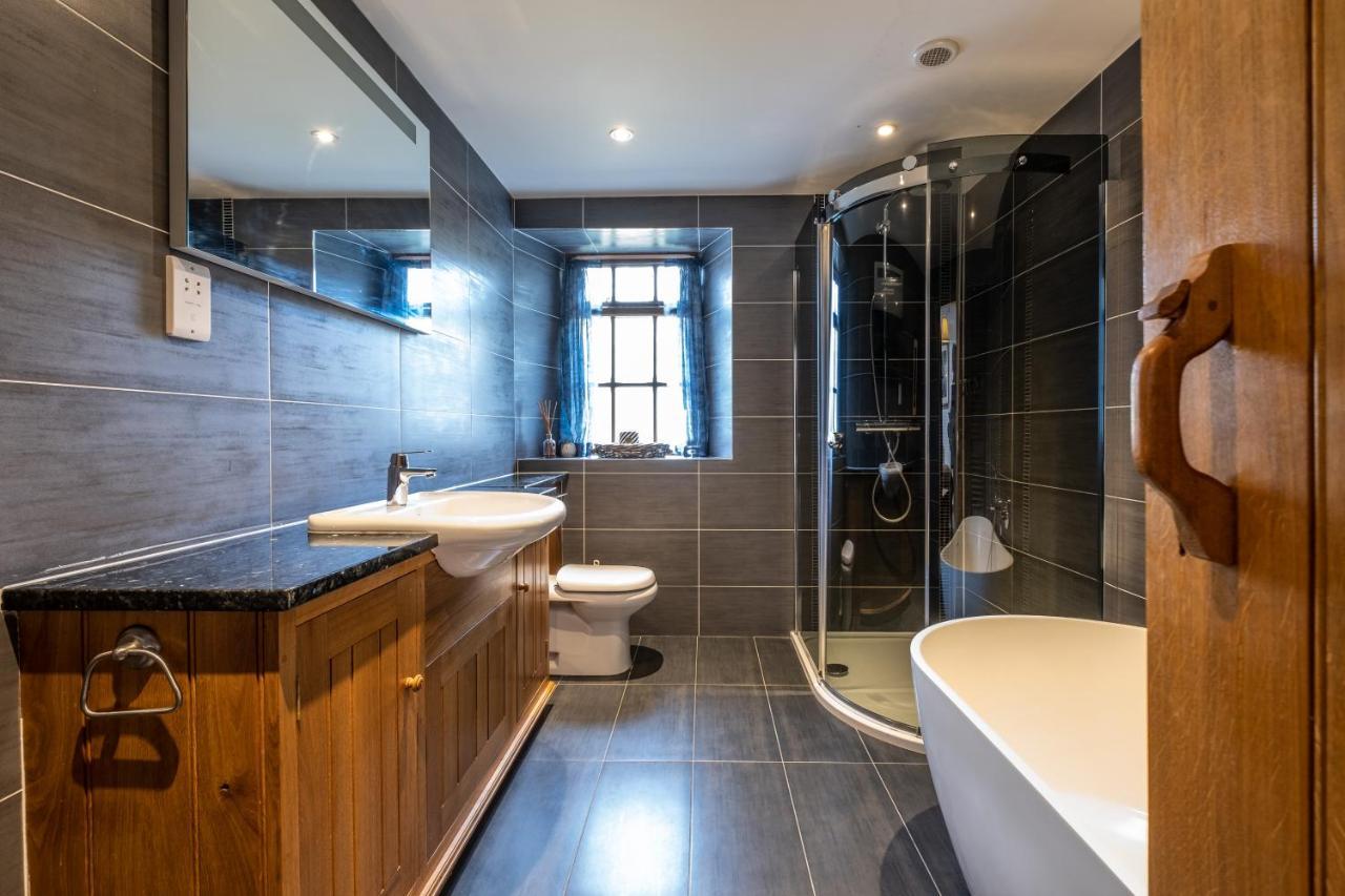 Stunning Cottage Grade 2 Listed With Parking And Hot Tub باونيس أون وينديرمير المظهر الخارجي الصورة