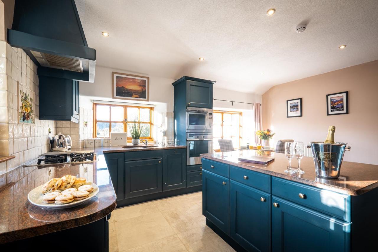 Stunning Cottage Grade 2 Listed With Parking And Hot Tub باونيس أون وينديرمير المظهر الخارجي الصورة