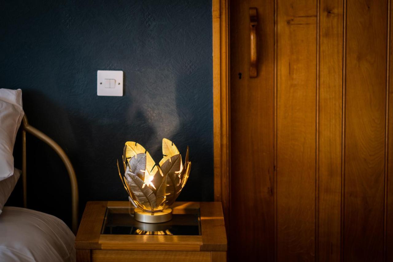 Stunning Cottage Grade 2 Listed With Parking And Hot Tub باونيس أون وينديرمير المظهر الخارجي الصورة