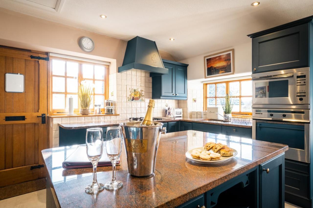 Stunning Cottage Grade 2 Listed With Parking And Hot Tub باونيس أون وينديرمير المظهر الخارجي الصورة