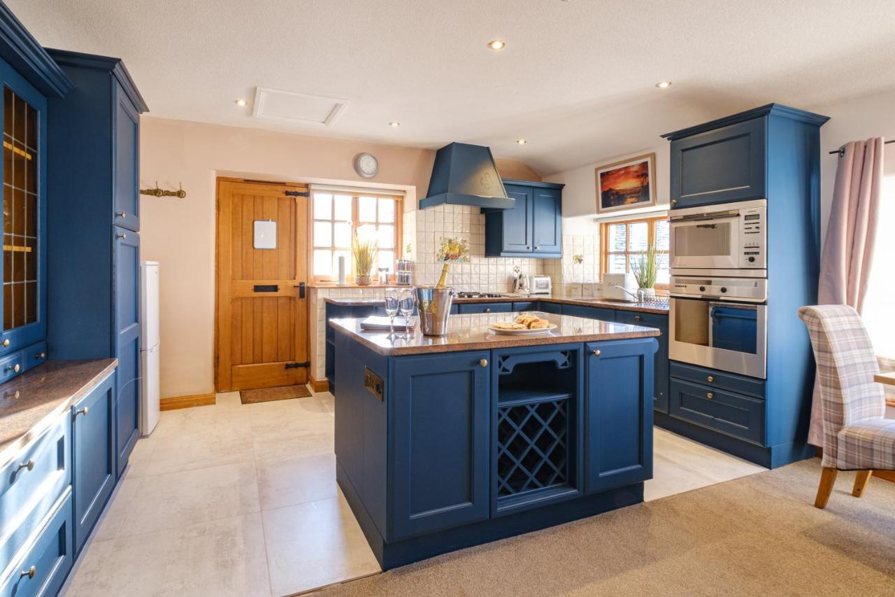 Stunning Cottage Grade 2 Listed With Parking And Hot Tub باونيس أون وينديرمير المظهر الخارجي الصورة