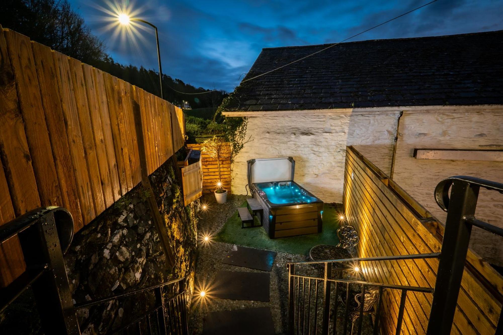Stunning Cottage Grade 2 Listed With Parking And Hot Tub باونيس أون وينديرمير المظهر الخارجي الصورة