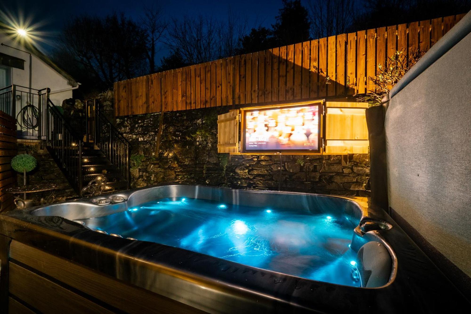 Stunning Cottage Grade 2 Listed With Parking And Hot Tub باونيس أون وينديرمير المظهر الخارجي الصورة