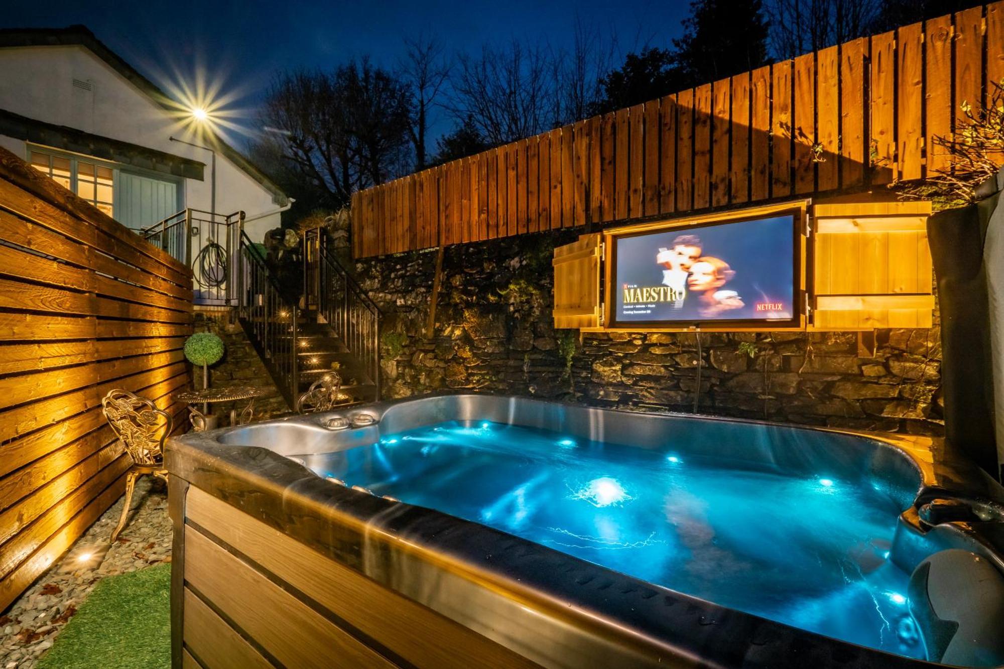 Stunning Cottage Grade 2 Listed With Parking And Hot Tub باونيس أون وينديرمير المظهر الخارجي الصورة