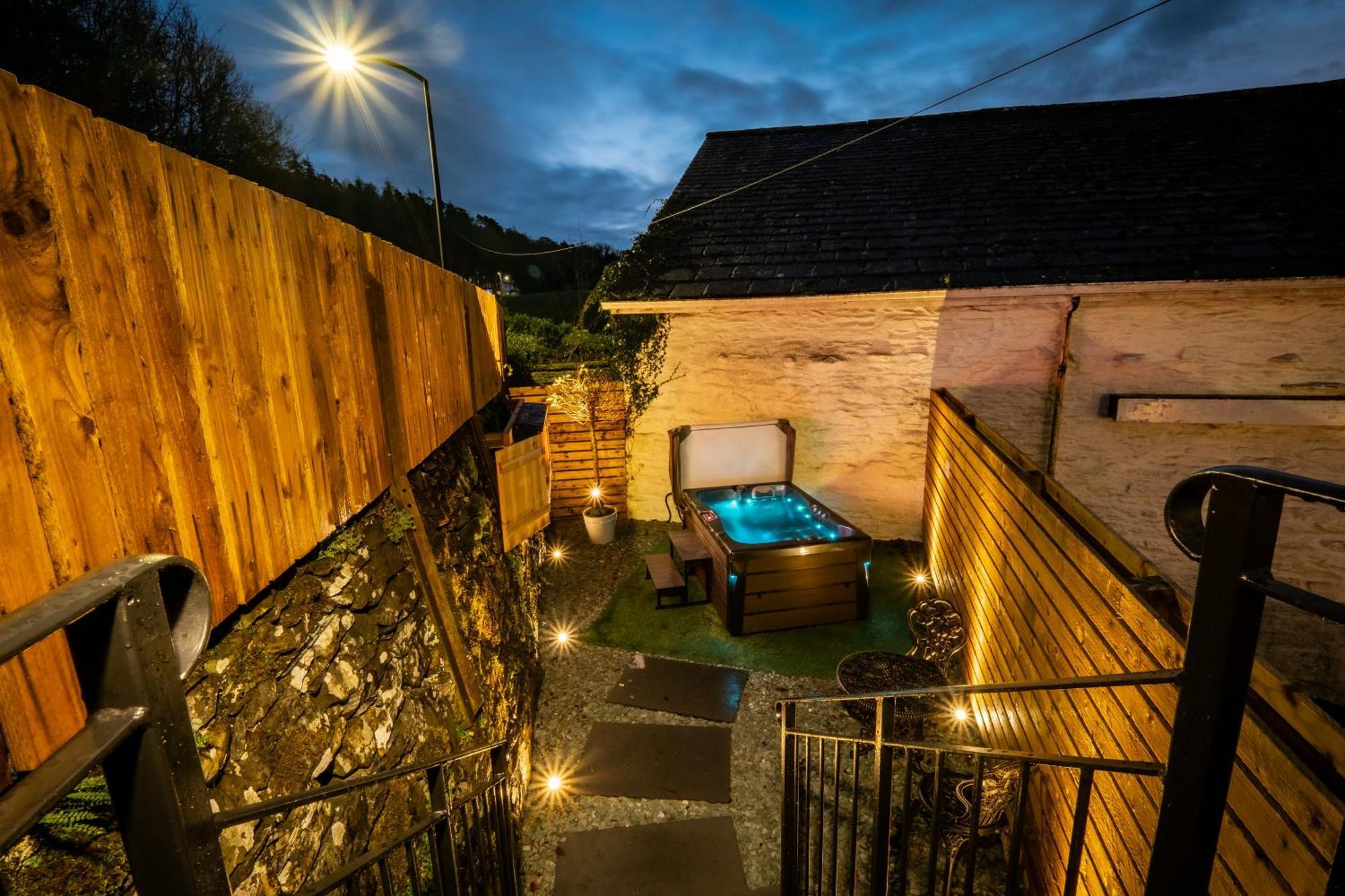 Stunning Cottage Grade 2 Listed With Parking And Hot Tub باونيس أون وينديرمير المظهر الخارجي الصورة