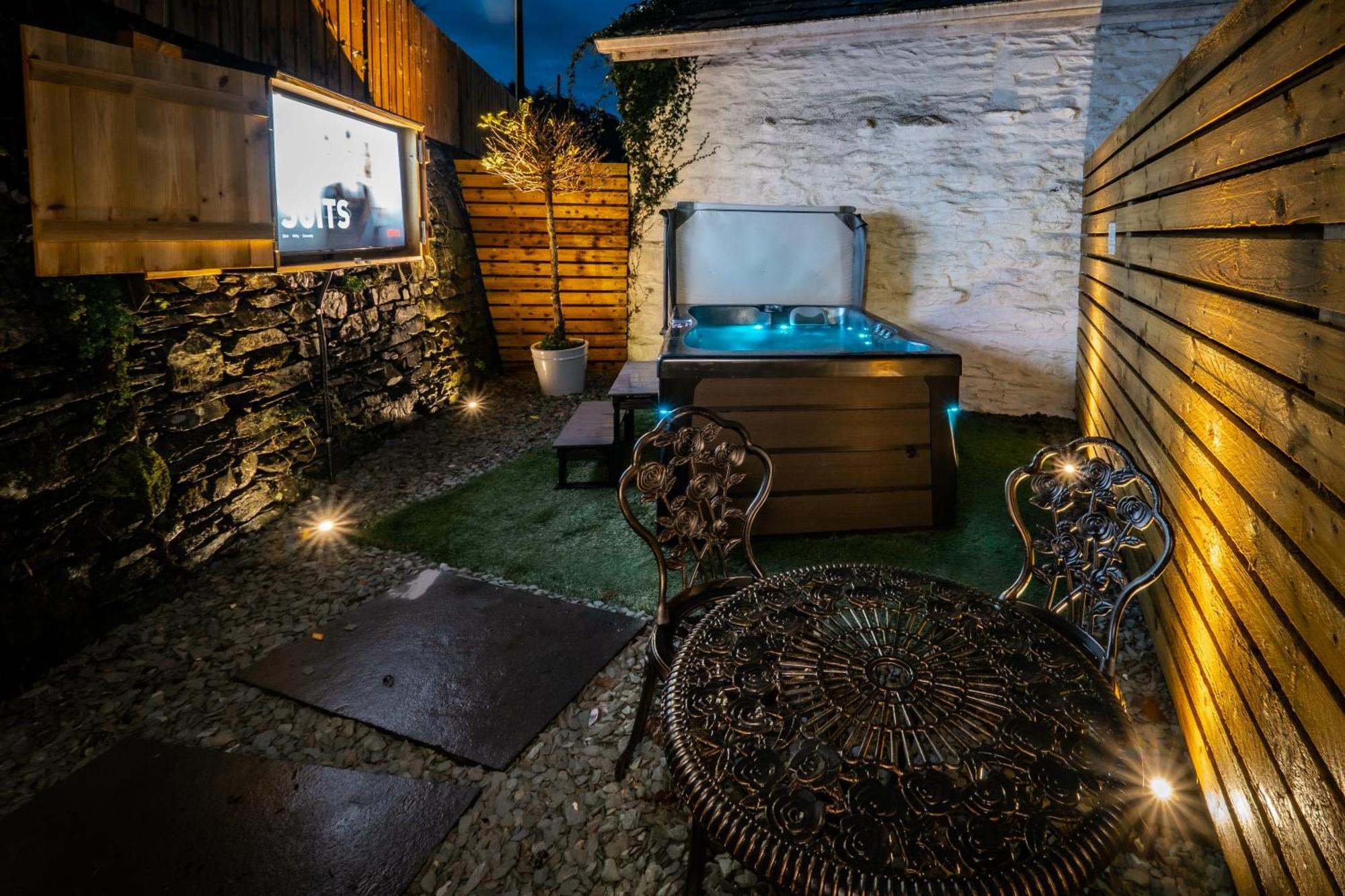 Stunning Cottage Grade 2 Listed With Parking And Hot Tub باونيس أون وينديرمير المظهر الخارجي الصورة